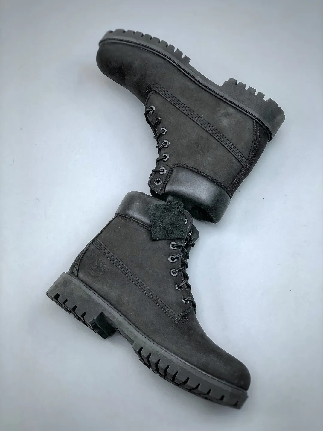 Local pick-up💰700 Support store release, seasonally available, new goods🚀Original factory in Guangdong Top chip version#Upgrade original 2025 version packaging box and accessories#Original last paper version data development version#Original Baoyuan injection machine#Four-line computer sewing lines are in parallel#Using the same imported top layer frosted leather with anti-waterproof function (full The interior is matched with genuine leather material!!)#Original consistent full nubuck leather collar#Anti-fatigue shock-absorbing honeycomb PU insole#Lightweight anti-slip rubber foam combination bottom❗️The world's leading outdoor brand·Timberland/Timberland 6 Inch Leather Boots Timberland's classic outdoor 6-inch large yellow boots "OG Wheat Yellow Black" TB010061 713 Size: Female 35.5 36 37 37.5 38 38.5 39 Male 39.5 40 41 41.5 42 43 44 45 (leather shoe size: one size larger than sports shoes!) Original hardware molded shoelace buckle, top-notch craftsmanship newly upgraded, Zhongshan original factory OEM, original imported waterproof leather, injection molded outsole, horizontal folding dynamic water-repellent, original consistent full frosted leather collar, full cow lining, brand new original packaging shoe box, exclusive supply in the market